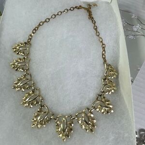 VTG Coro 1940’s/50’s gold tone plated leaf link collar or choker necklace.
